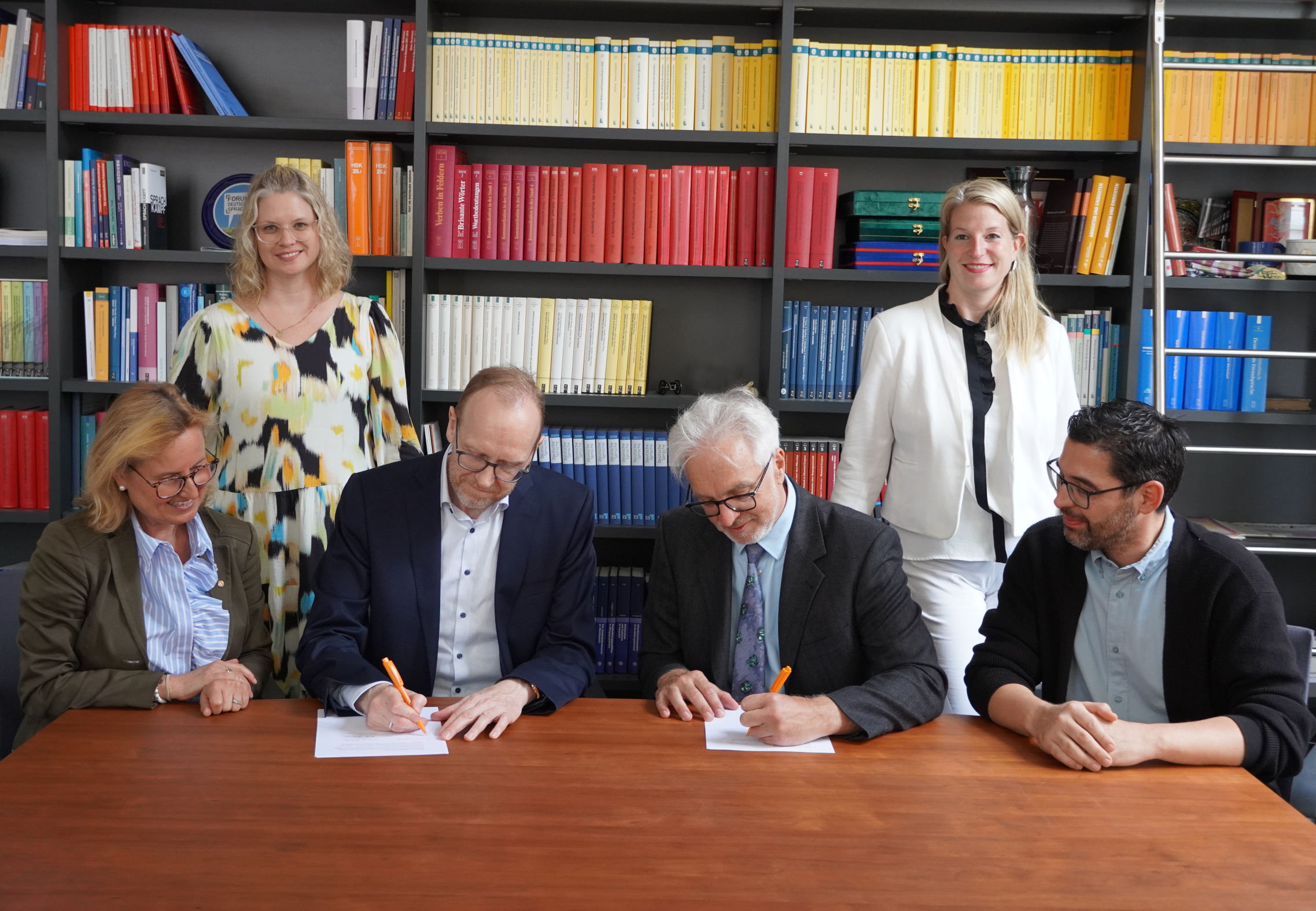 V.l.n.r.: Adm. Direktorin Gabriele Herrmann-Krotz, Referentin für Bildung und Vermittlung Heike Chan Hin und Wissenschaftl. Direktor Henning Lobin des IDS und Schulleiter Hendrik Tzschaschel, Lehrerin Natascha Werning und Konrektor Mehmet Bayrakli der Marie-Curie-Realschule bei der Unterzeichnung der Kooperationsvereinbarung ©TS/IDS