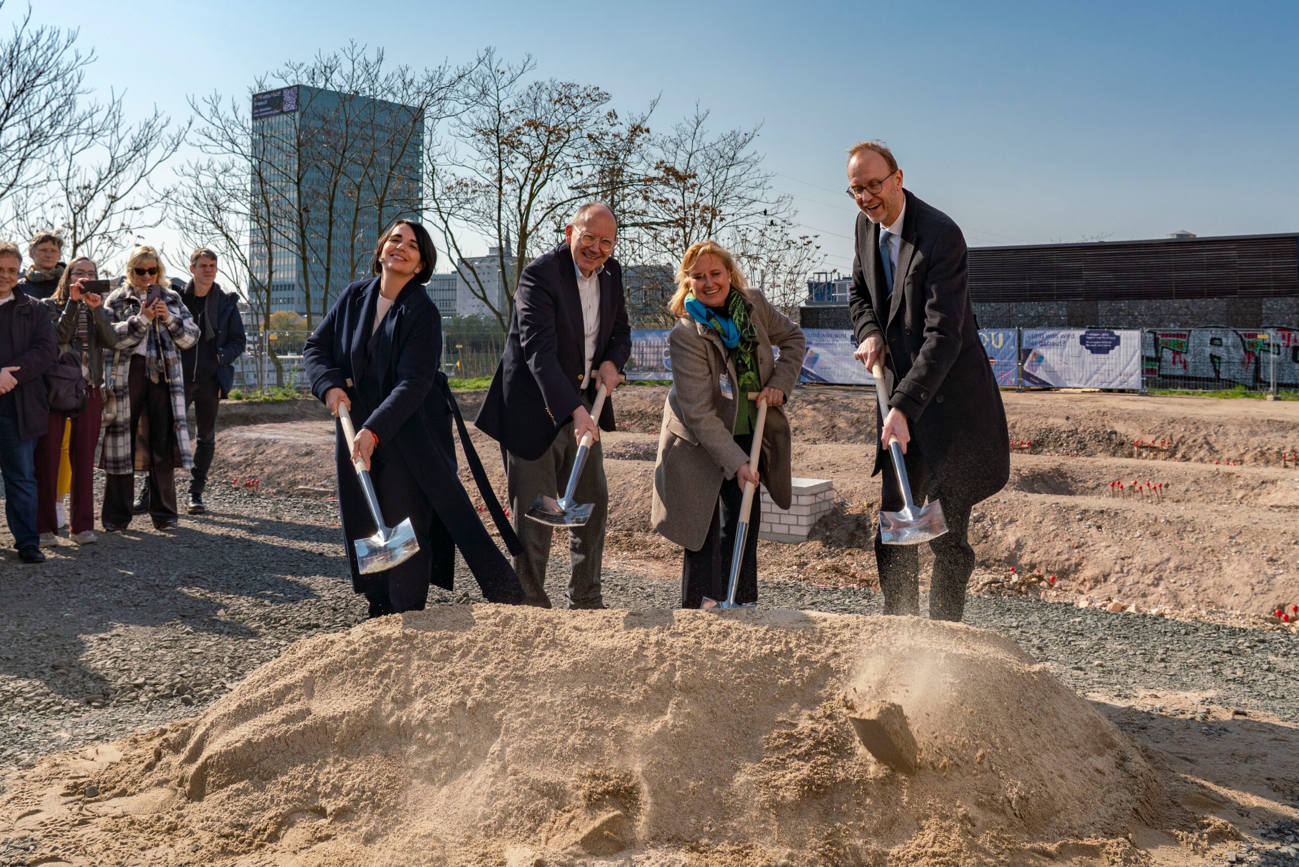 Spatenstich für das Forum Deutsche Sprache (v.l.n.r.): Lilian Knobel, Geschäftsführerin der Klaus Tschira Stiftung, Christian Specht, Oberbürgermeister der Stadt Mannheim, Gabriele Herrmann-Krotz, Administrative Direktorin des Leibniz-Instituts für Deutsche Sprache, Prof. Dr. Henning Lobin, Wissenschaftlicher Direktor des Leibniz-Instituts für Deutsche Sprache