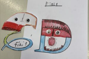 Zwei selbstgebastelte Maskottchen