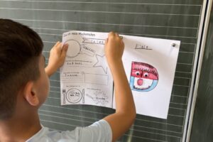 Kind präsentiert Maskottchen und Steckbrief