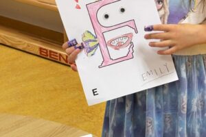 Kind präsentiert das gebastelte Maskottchen